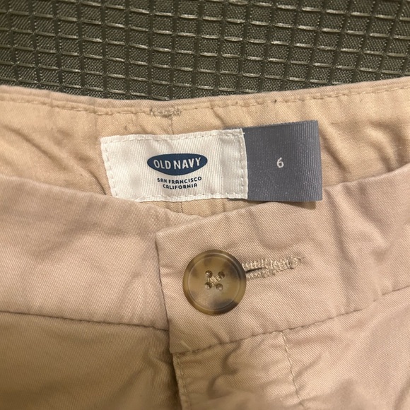 Old navy 5” khaki shorts - Picture 2 of 3